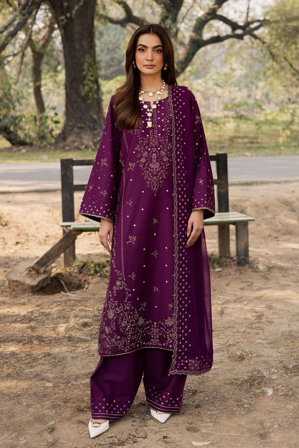 *_Batik 4041_*🍂

*Luxury Embroidered 3-Piece*